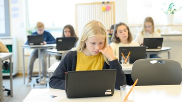 Bilden föreställer elever som skriver på dator.