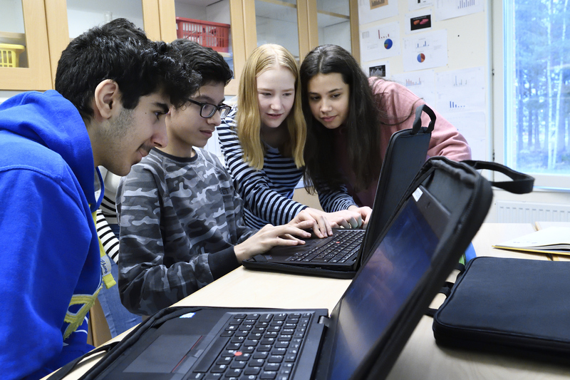 fyra elever tittar på en datorskärm