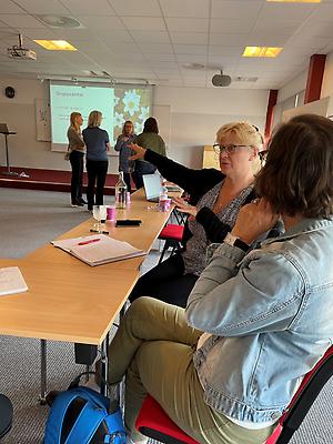 Bilden föreställer lärarna Åsa Ölwegård och Mona Larsson i samtal.