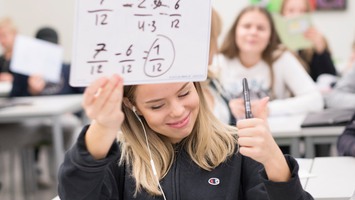 En elev visar upp ett papper där hon har räknat