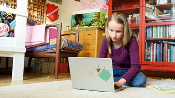 flicka med laptop