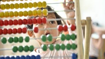 Förskoleelev med abacus