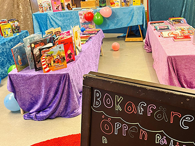 Bild på evenemanget Bokbytardagen hos Backeboskolan. På bilden syns bord med böcker.