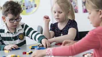 Tre förskoleklasselever som bygger med lego. foto.