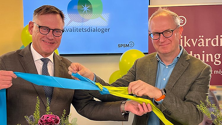 Skolverkets generaldirektör Peter Fredriksson och SPSM:s generaldirektör Fredrik Malmberg knyter ett band vid invigningen.