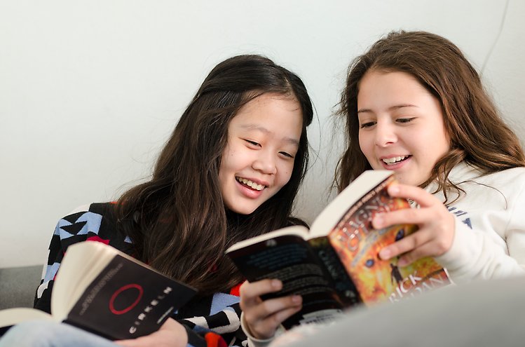 Två flickor läser moderna språk.