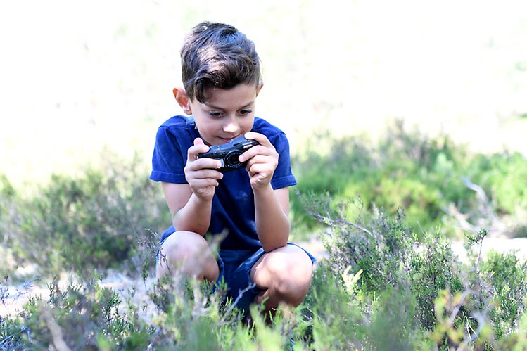 Ett barn som håller i en kamera.